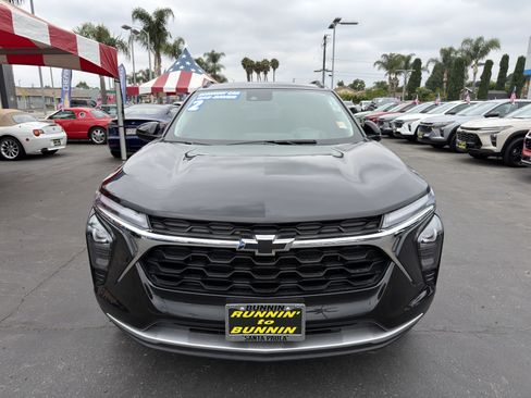 Used 2025 Chevrolet Trax LT FWD image 3