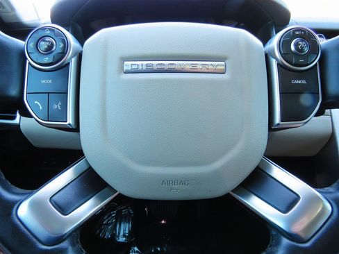 Used 2018 Land Rover Discovery HSE image 25