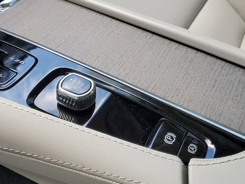 Certified 2025 Volvo XC90 T8 Core w/ Protection Package image 25