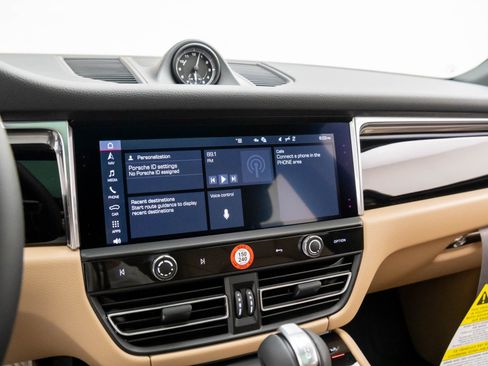 Certified 2025 Porsche Macan image 22