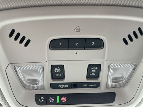 Used 2021 Chevrolet Traverse Premier image 38