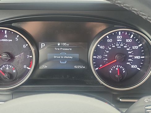 Used 2023 Kia Carnival LX FWD image 16
