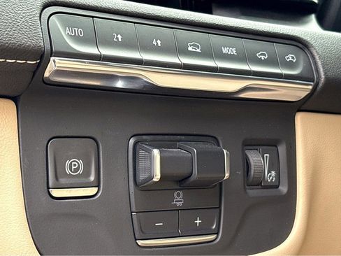 Used 2023 Cadillac Escalade Premium Luxury w/ Performance Package AWD/4WD image 13