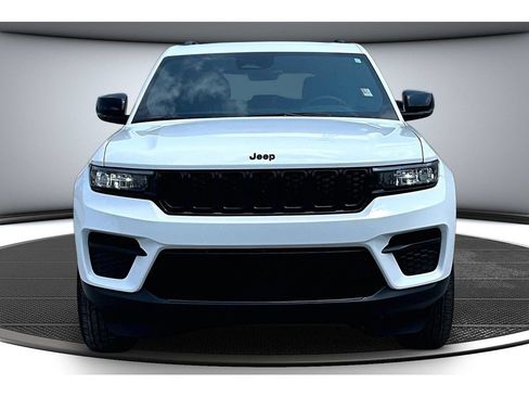 Used 2025 Jeep Grand Cherokee Altitude RWD image 4