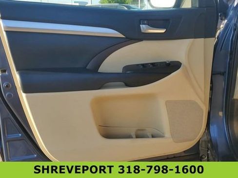 Used 2019 Toyota Highlander XLE FWD image 38