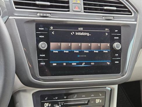 Used 2024 Volkswagen Tiguan SE image 11