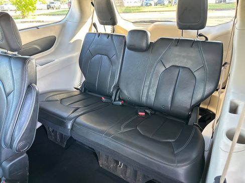 Used 2021 Chrysler Pacifica Touring-L FWD image 20