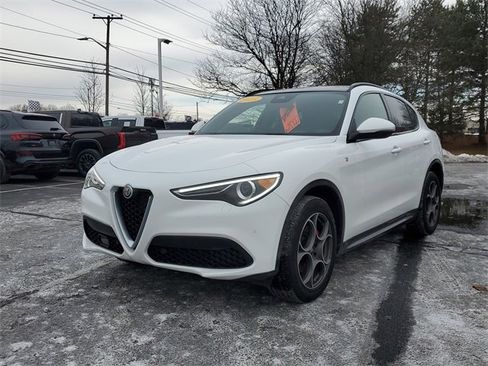 Used 2023 Alfa Romeo Stelvio Ti image 2