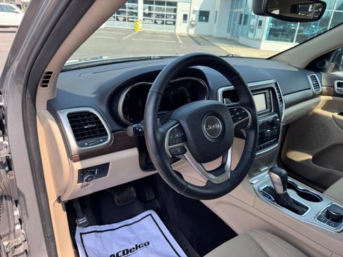 Used 2017 Jeep Grand Cherokee Laredo w/ Quick Order Package 23E AWD/4WD image 9