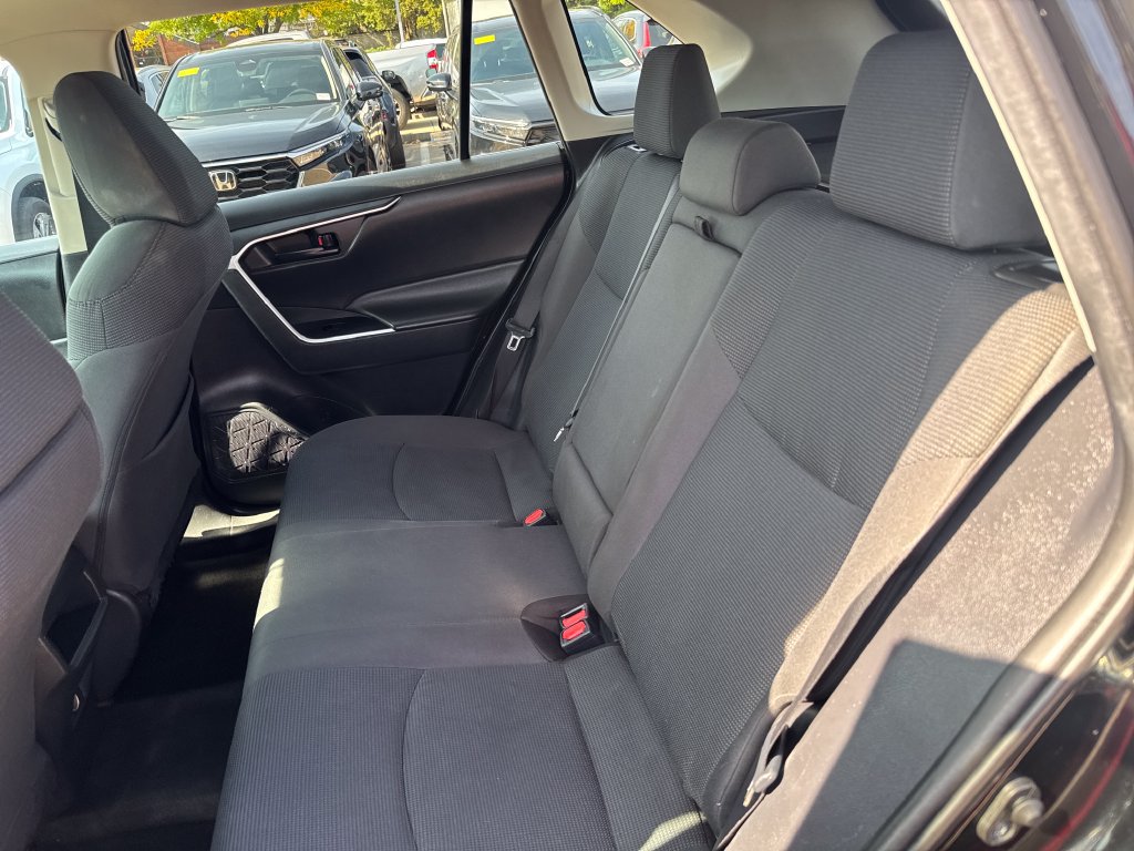 Used 2021 Toyota RAV4 LE AWD/4WD image 34