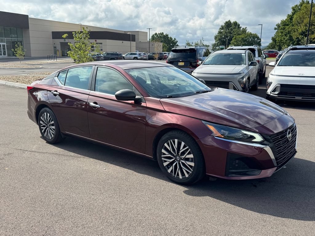 Used 2024 Nissan Altima 2.5 SV FWD image 2