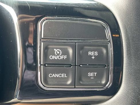 Used 2017 Jeep Wrangler Unlimited Sahara AWD/4WD image 32