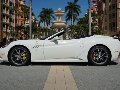 Used 2014 Ferrari California RWD image 5
