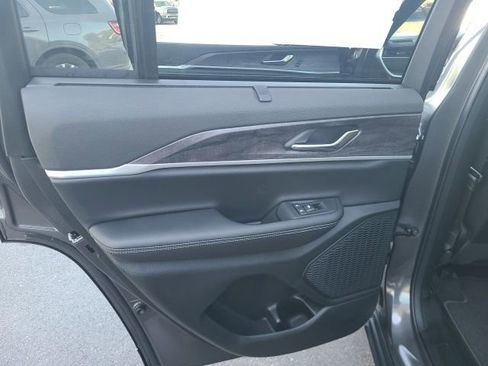 New 2025 Jeep Grand Cherokee Limited w/ Luxury Tech Group II image 19