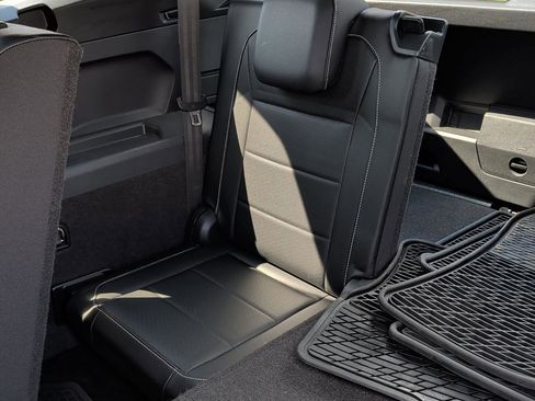 Used 2021 Volkswagen Tiguan SE R-Line image 21