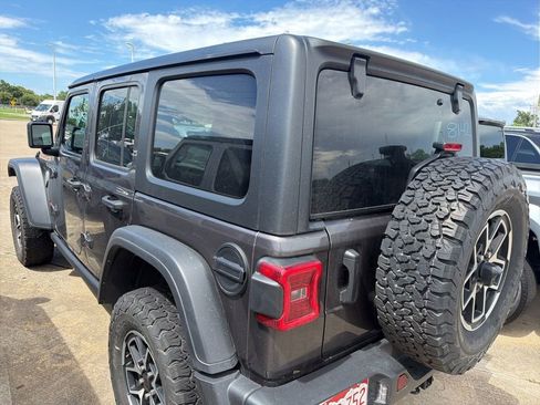 Used 2025 Jeep Wrangler Unlimited Rubicon AWD/4WD image 4