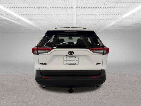 Used 2019 Toyota RAV4 XLE Premium FWD image 4