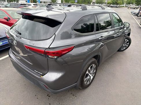 Used 2023 Toyota Highlander XLE AWD/4WD image 5