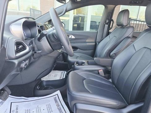 New 2026 Chrysler Pacifica Select FWD image 13