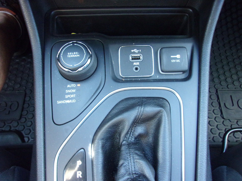 Used 2019 Jeep Cherokee Latitude Plus w/ Cold Weather Group AWD/4WD image 16