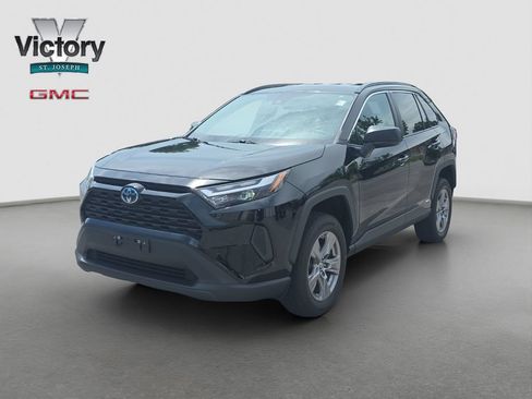 Used 2023 Toyota RAV4 LE AWD/4WD image 3