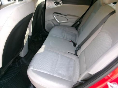 Used 2025 Kia Soul LX FWD image 9