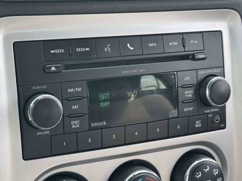 Used 2010 Dodge Challenger SE RWD image 3