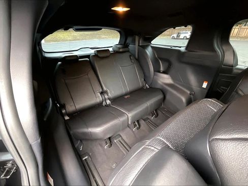 Used 2025 Toyota Sienna Platinum image 31