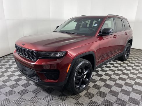 Used 2023 Jeep Grand Cherokee Altitude AWD/4WD image 11