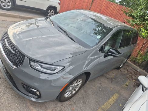Used 2025 Chrysler Pacifica Select FWD image 2