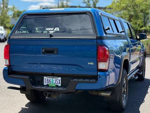 Used 2017 Toyota Tacoma TRD Off-Road AWD/4WD image 5
