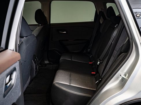 Used 2023 Nissan Rogue SV image 31