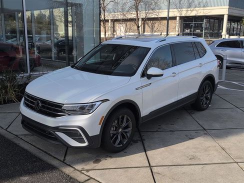 Used 2022 Volkswagen Tiguan SE image 1