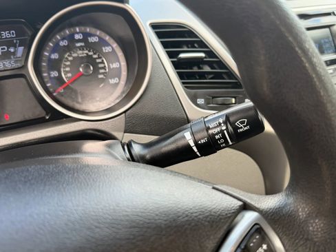 Used 2016 Hyundai Elantra SE image 17