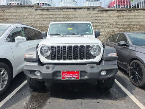 Used 2025 Jeep Wrangler Unlimited Sport AWD/4WD image 2