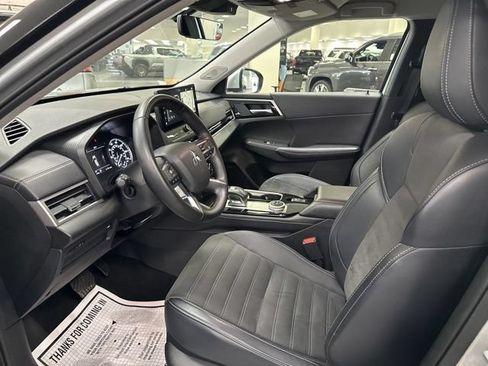 Used 2025 Mitsubishi Outlander SE FWD image 9
