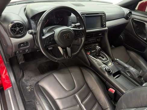 Used 2019 Nissan GT-R Premium w/ Premium Interior Package image 2