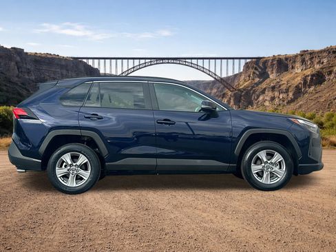 Used 2025 Toyota RAV4 XLE AWD/4WD image 2