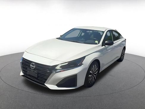 Used 2025 Nissan Altima 2.5 SV FWD image 7