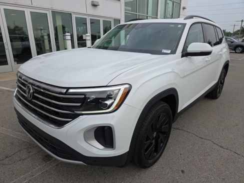 Used 2024 Volkswagen Atlas SE w/ Panoramic Sunroof Package AWD/4WD image 13