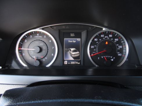 Used 2016 Toyota Camry image 25