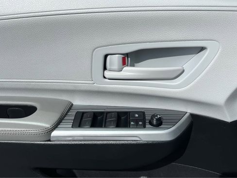 Used 2025 Toyota Sienna LE image 29