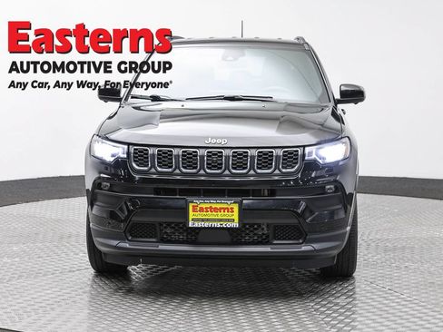 Used 2024 Jeep Compass Latitude AWD/4WD image 2