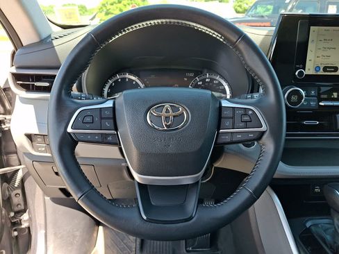 Used 2023 Toyota Highlander LE AWD/4WD image 24