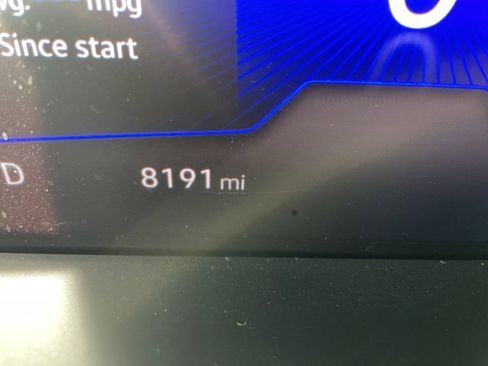 Certified 2025 Volkswagen Taos SE w/ Panoramic Sunroof Package image 13