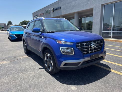 Used 2025 Hyundai Venue SEL FWD image 3