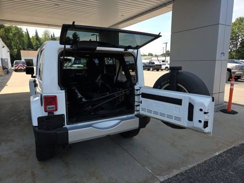 Used 2015 Jeep Wrangler Unlimited Sahara w/ Connectivity Group AWD/4WD image 30