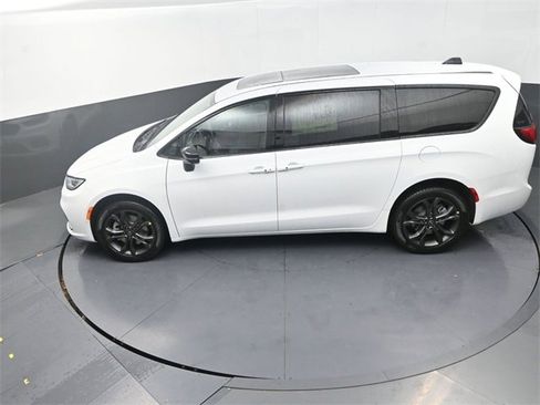 New 2026 Chrysler Pacifica Select image 12