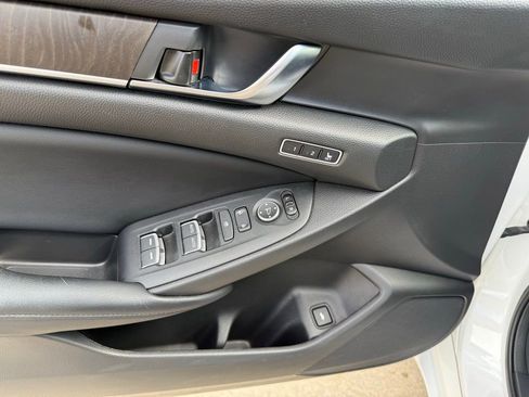 Used 2018 Honda Accord Touring image 9