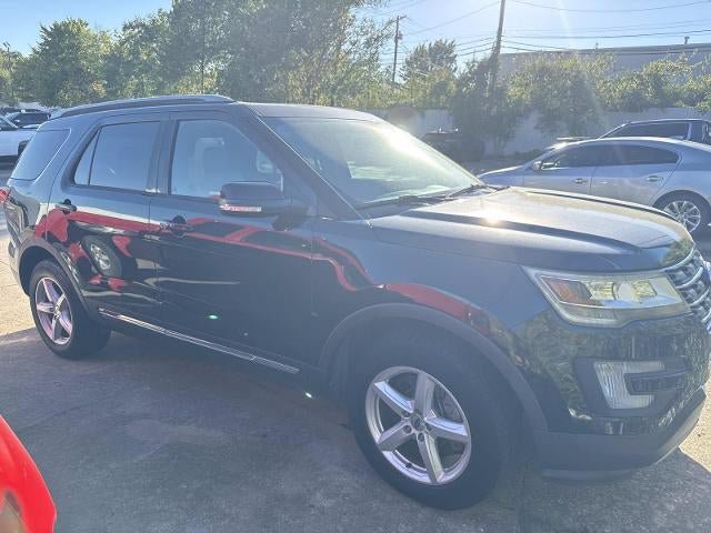 Used 2017 Ford Explorer XLT w/ Equipment Group 202A AWD/4WD image 1